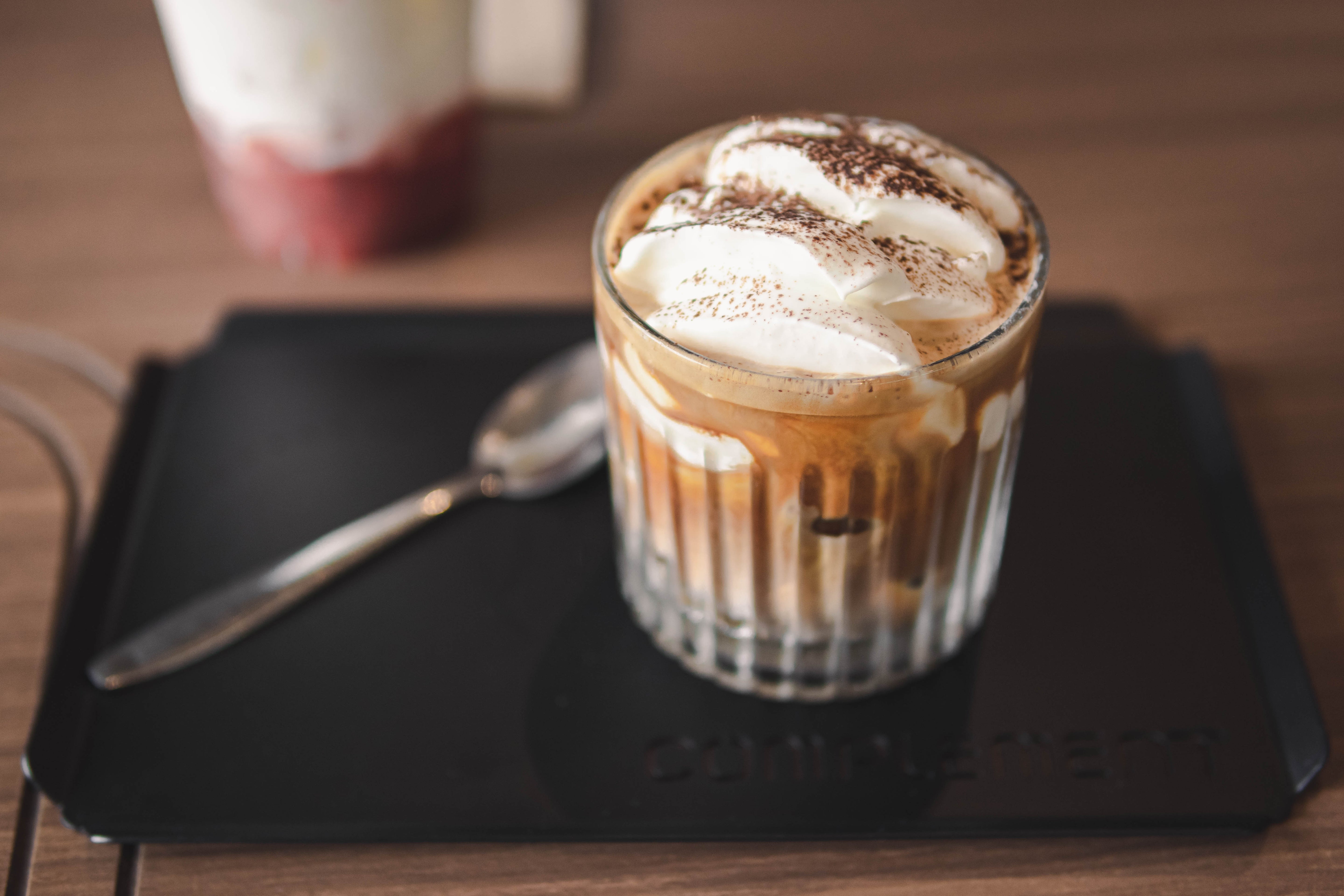 Eiskaffee mit Vanilleeis & Schlagsahne