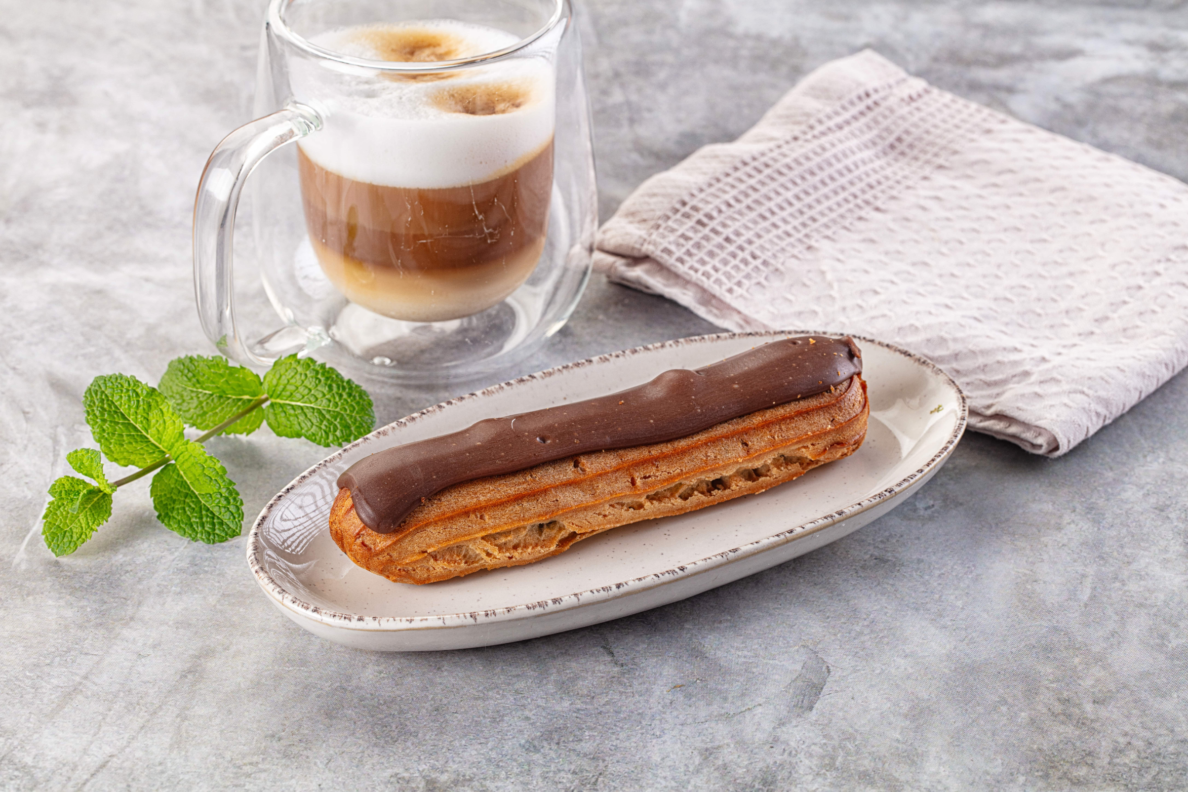 Mini-Eclairs mit Kaffee-Glasur