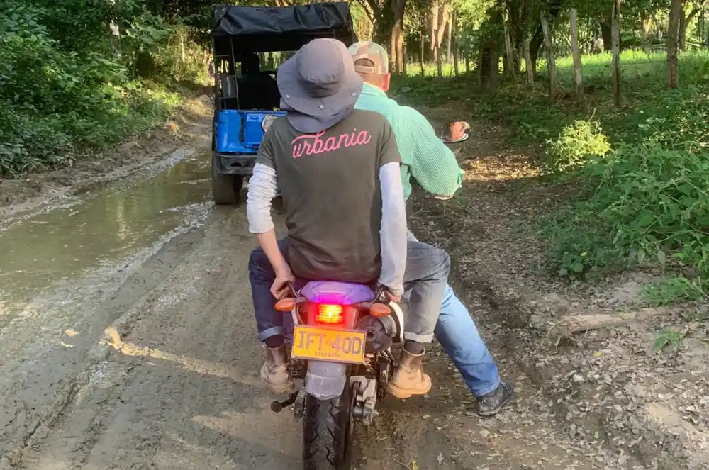 Nespresso kompatible Kapseln - Maxwell von Mycoffeecup auf einem Motorrad - MyCoffeeCup.de